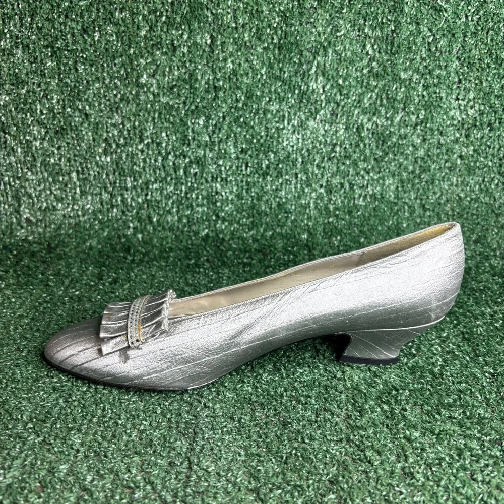 Stuart Weitzman Ruffle Rhinestone Pointed Toe Kitten Heel Silver Pump Womens 8 M